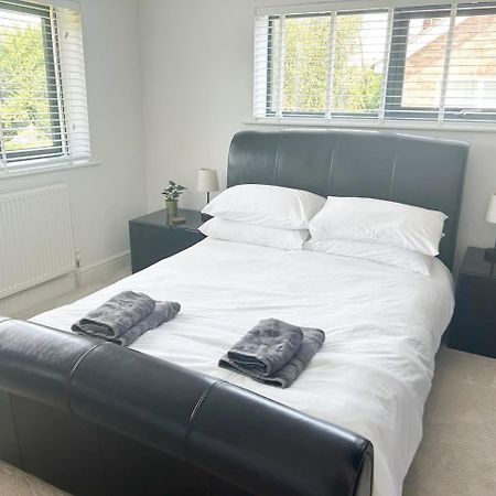 Luxe 5 Bed House In Guildford. Morden Amenities Βίλα Normandy Εξωτερικό φωτογραφία