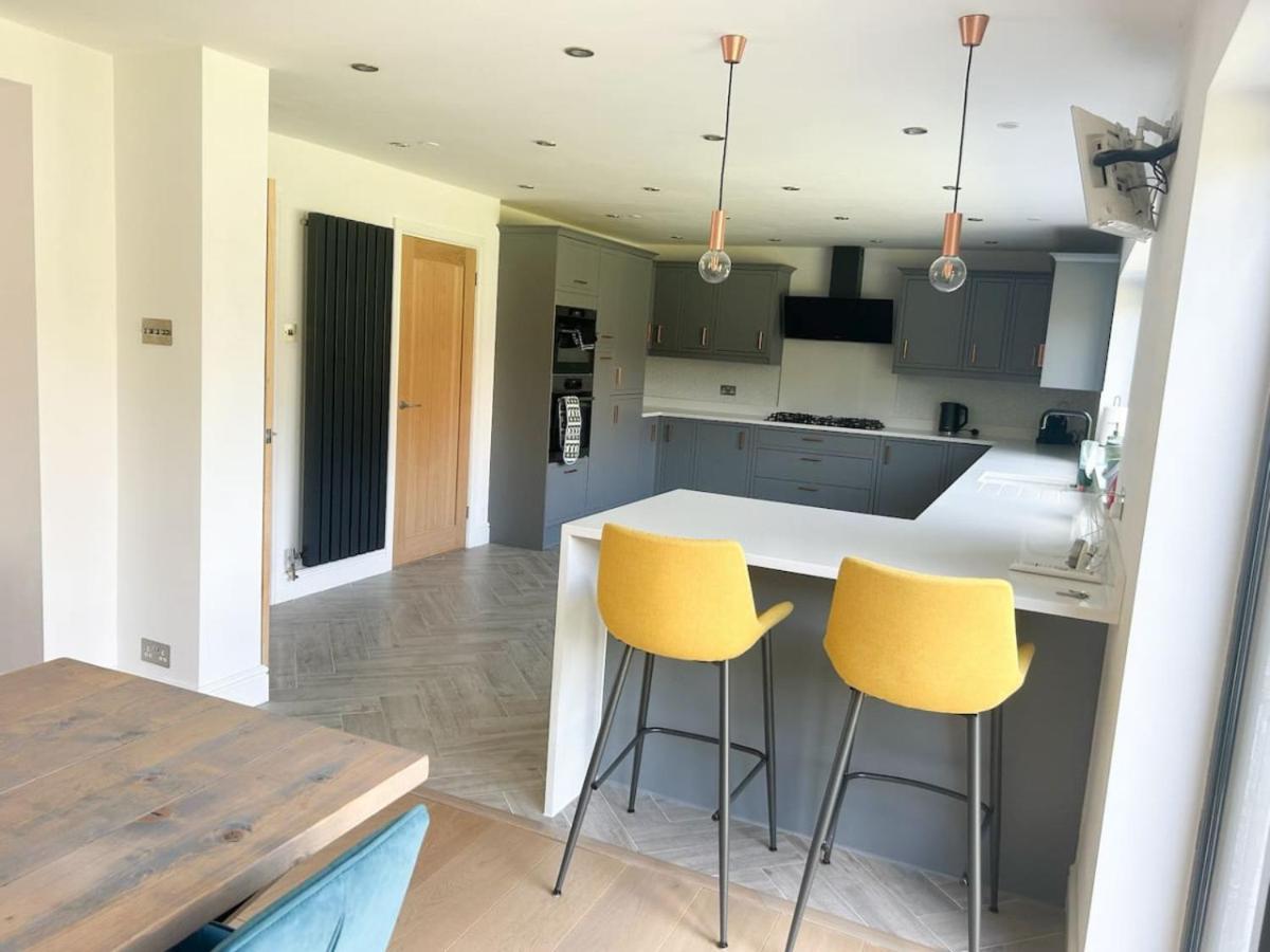 Luxe 5 Bed House In Guildford. Morden Amenities Βίλα Normandy Εξωτερικό φωτογραφία