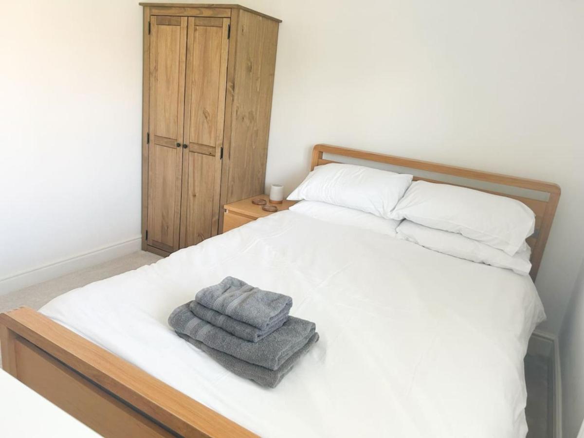 Luxe 5 Bed House In Guildford. Morden Amenities Βίλα Normandy Εξωτερικό φωτογραφία