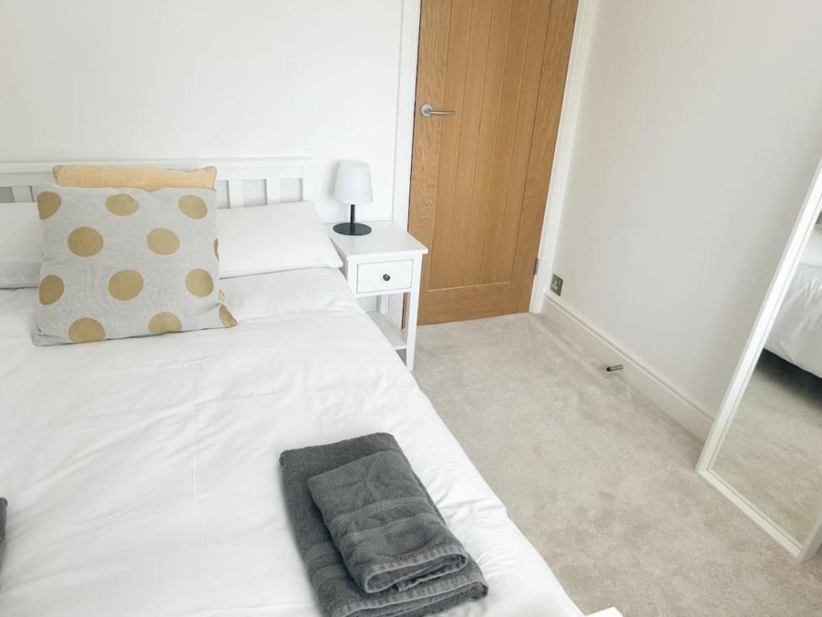Luxe 5 Bed House In Guildford. Morden Amenities Βίλα Normandy Εξωτερικό φωτογραφία