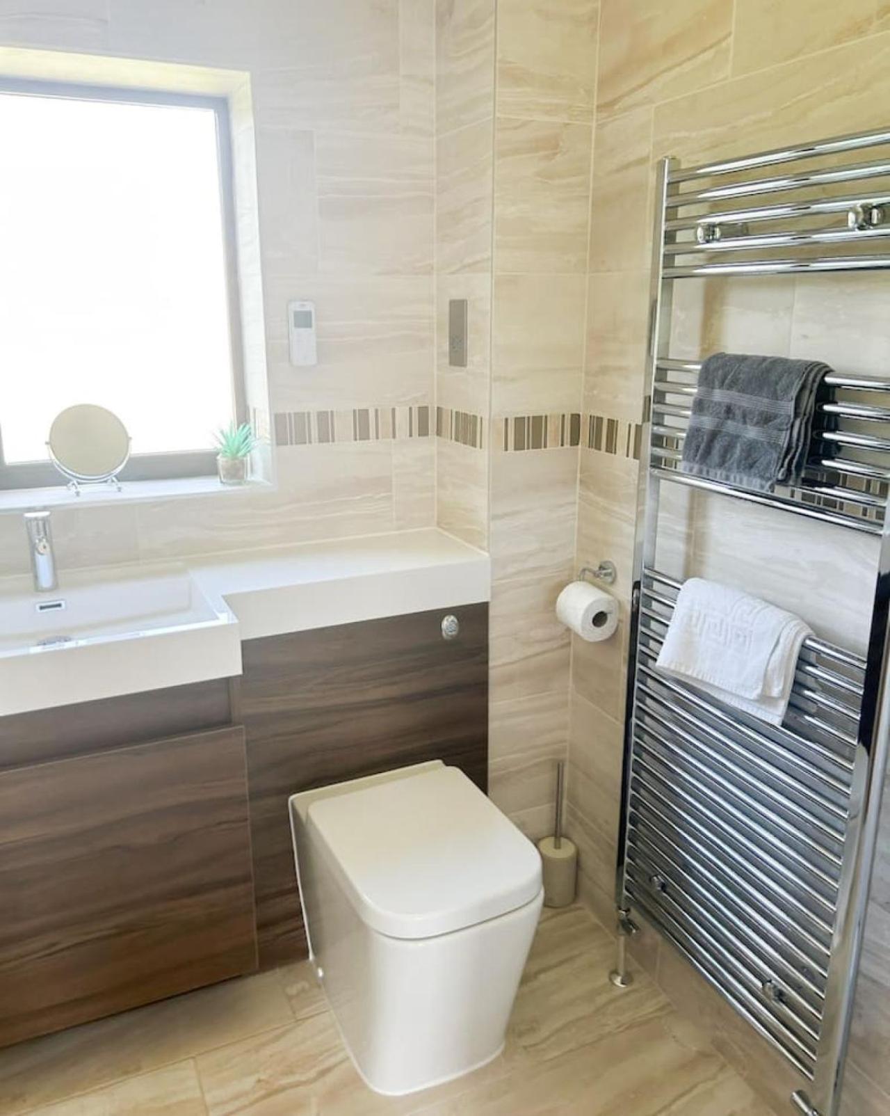 Luxe 5 Bed House In Guildford. Morden Amenities Βίλα Normandy Εξωτερικό φωτογραφία
