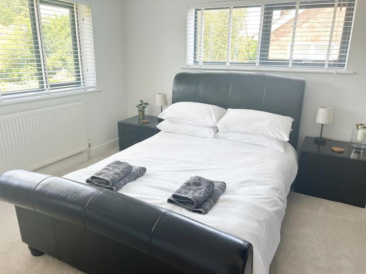 Luxe 5 Bed House In Guildford. Morden Amenities Βίλα Normandy Εξωτερικό φωτογραφία