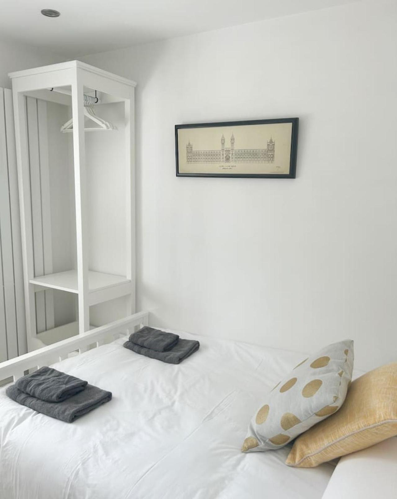 Luxe 5 Bed House In Guildford. Morden Amenities Βίλα Normandy Εξωτερικό φωτογραφία