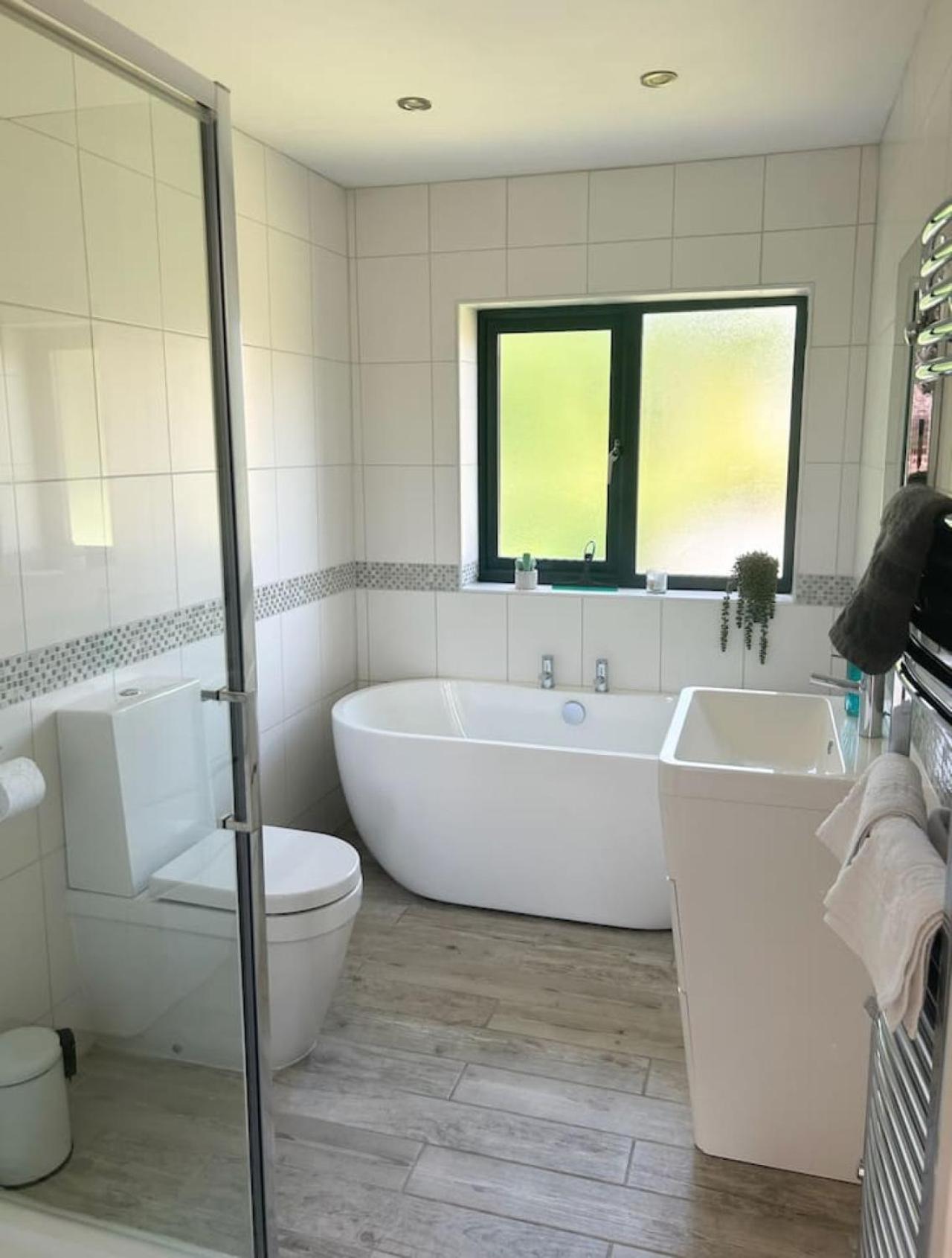Luxe 5 Bed House In Guildford. Morden Amenities Βίλα Normandy Εξωτερικό φωτογραφία