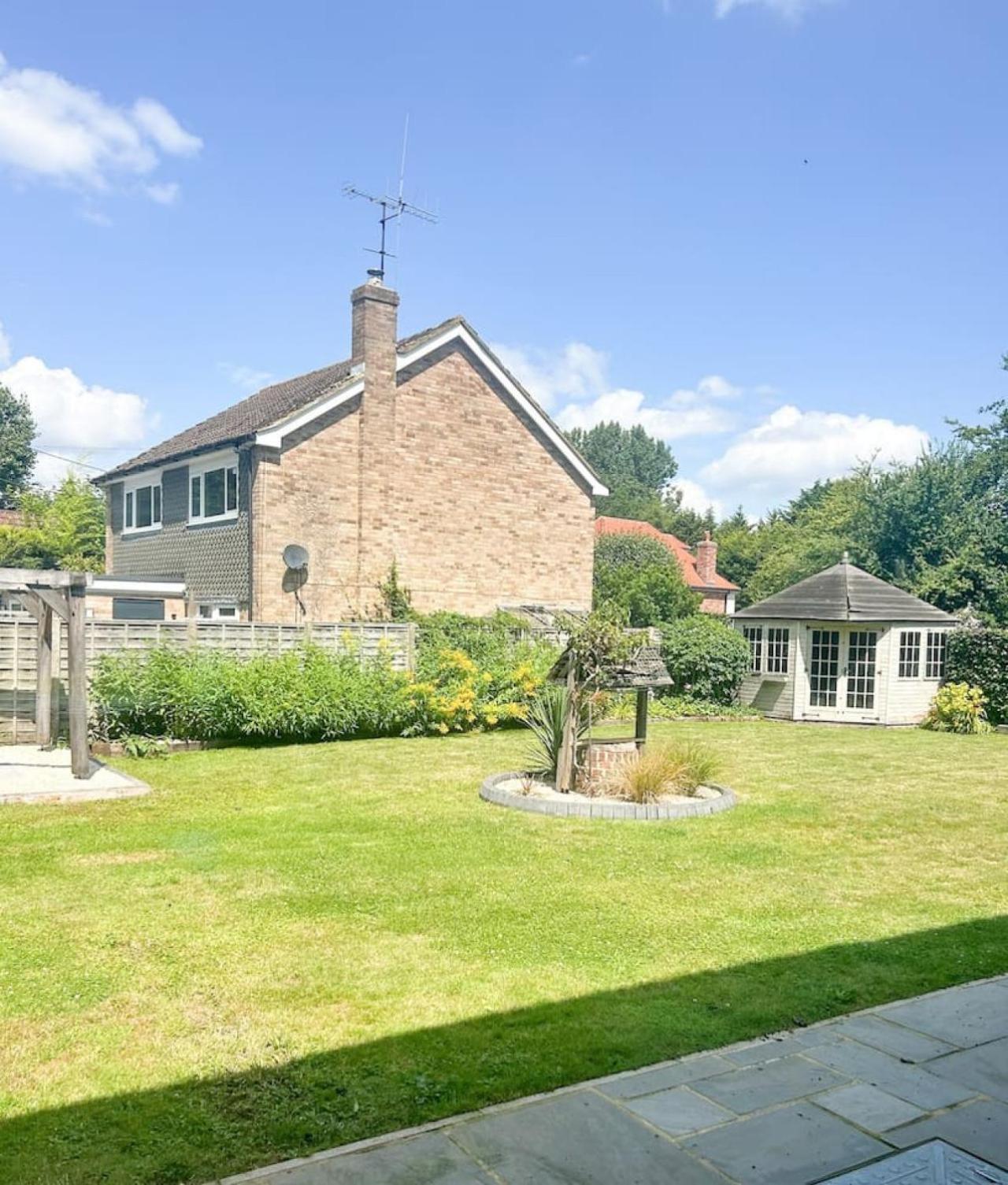 Luxe 5 Bed House In Guildford. Morden Amenities Βίλα Normandy Εξωτερικό φωτογραφία
